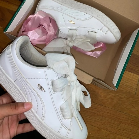 Pumas w/ ribbon shoe strings.